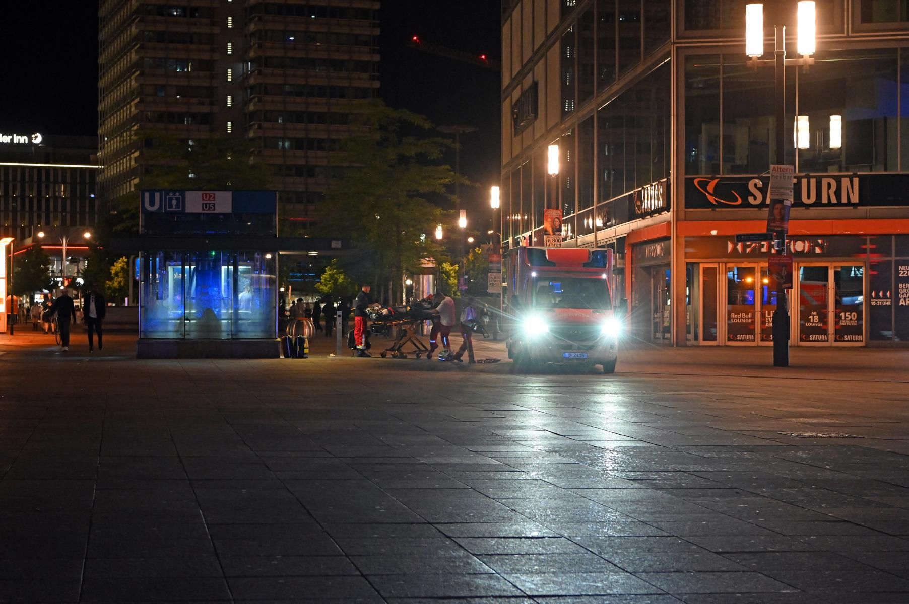 Alexanderplatz: Person gerät unter U-Bahn