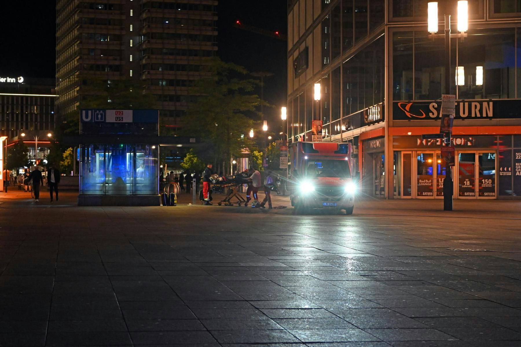 Alexanderplatz: Der Verletzte wird von Rettungskräften in eine Klinik tranportiert.