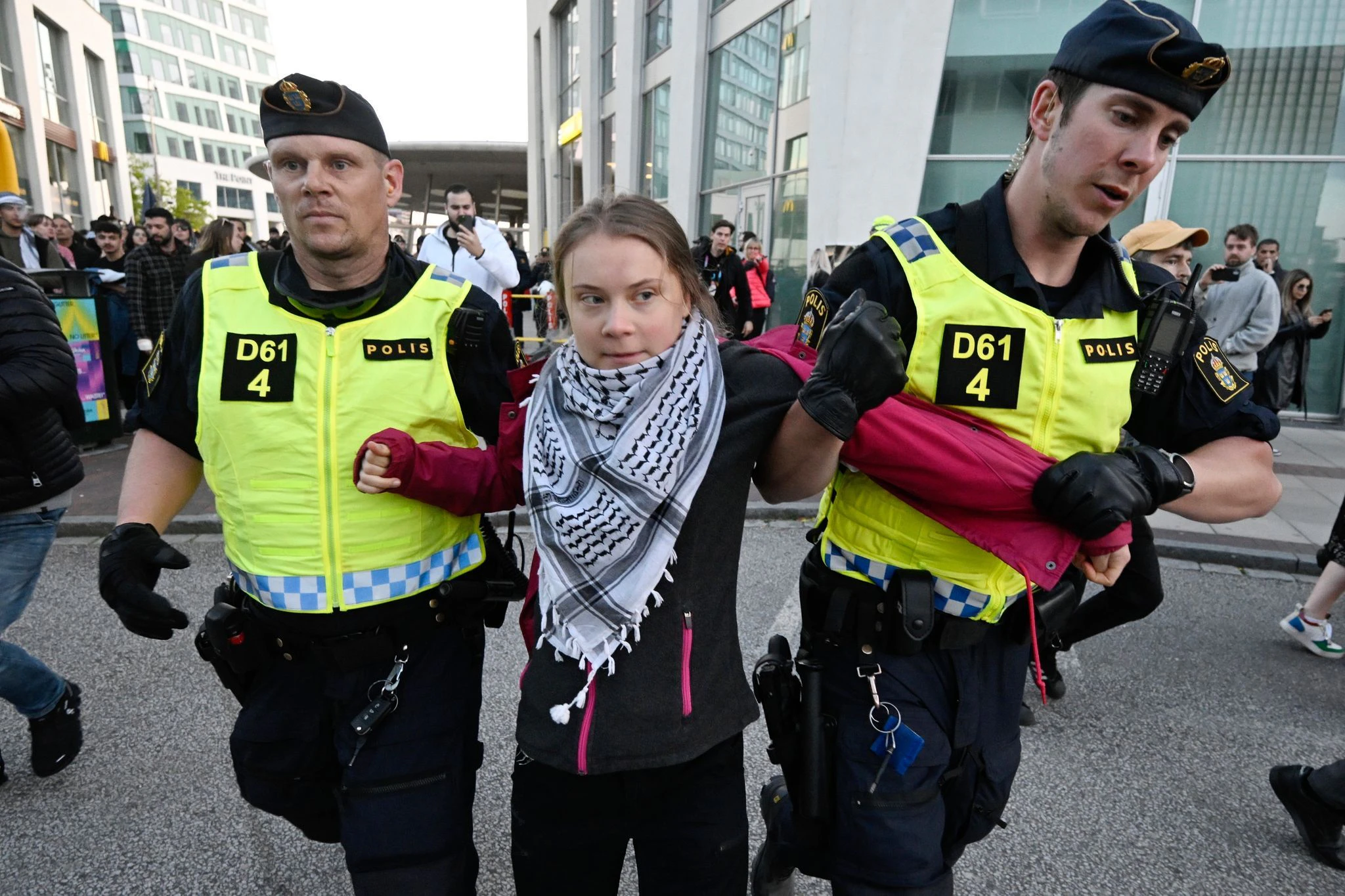 Polizisten führten Klimaaktivistin Greta Thunberg vom Platz vor der Arena ab.  dpa