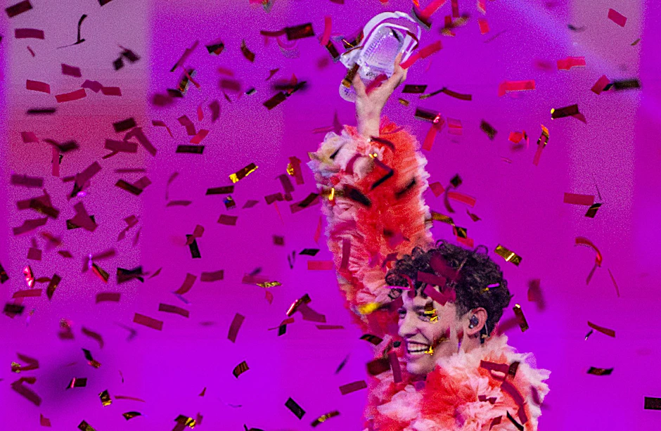 Sieger Nemo jubelt mit der zerbrochenen Trophäe - umgeben von Konfetti. Doch beim ESC ist lange nicht mehr alles Gold was glänzt.  