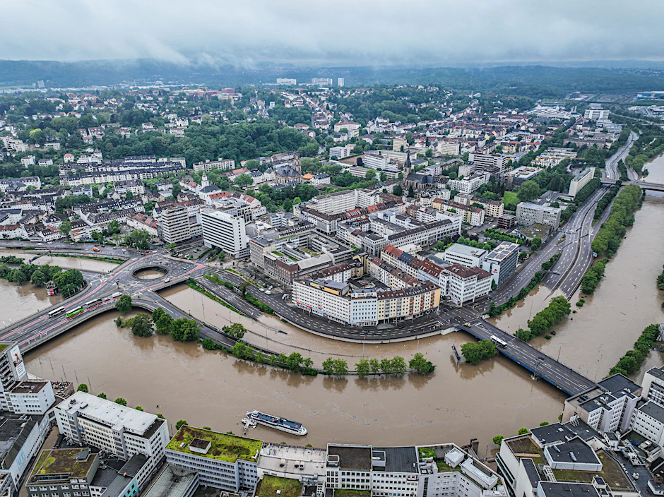 Saarland, Saarbrücken: Die Stadtautobahn A620 steht unter Wasser. Heftiger Dauerregen hat im Saarland vielfache Überflutungen und Erdrutsche verursacht. 