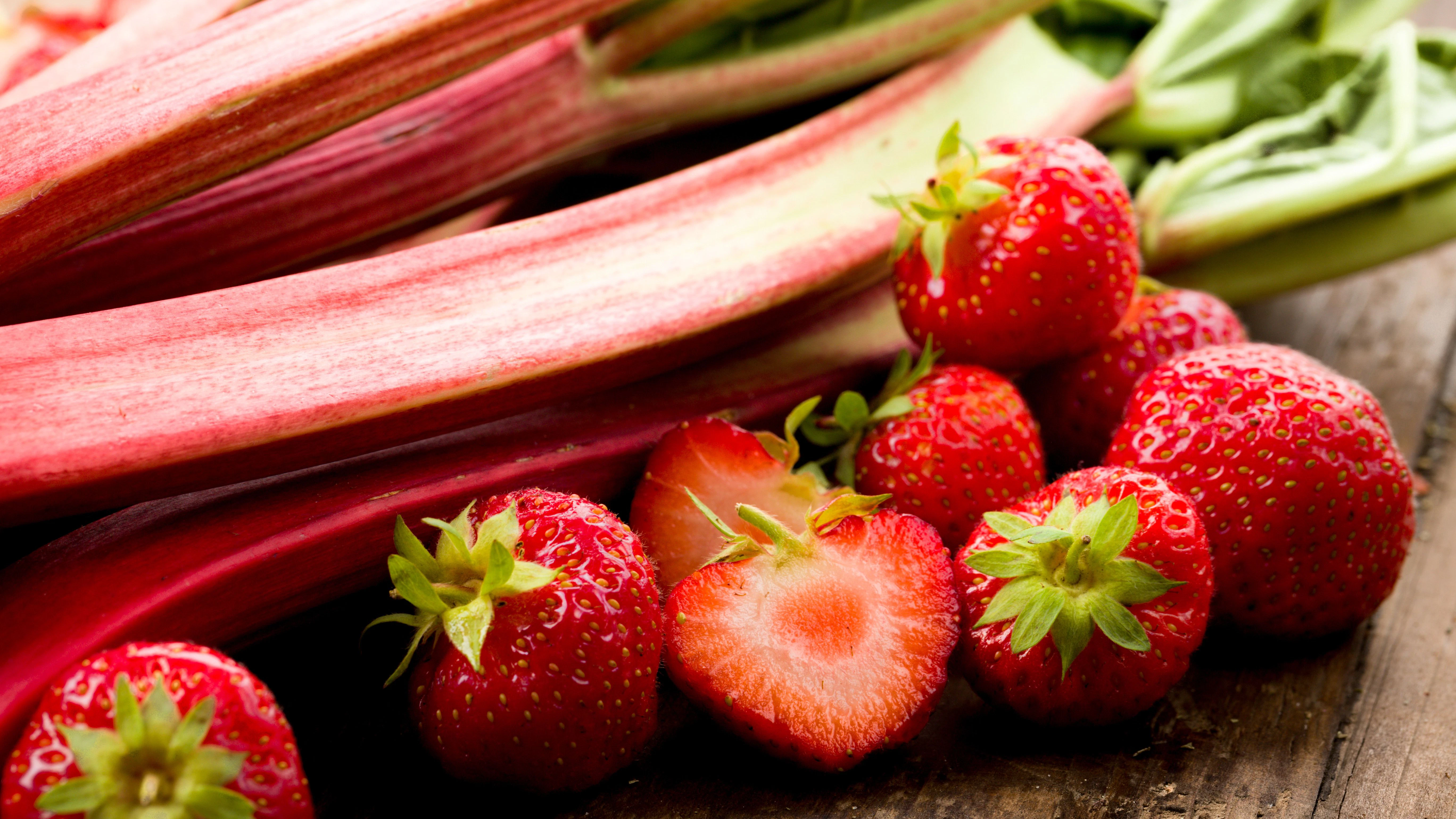 Erdbeeren und Rhabarber sind im Sommer ein echtes Dream-Team.