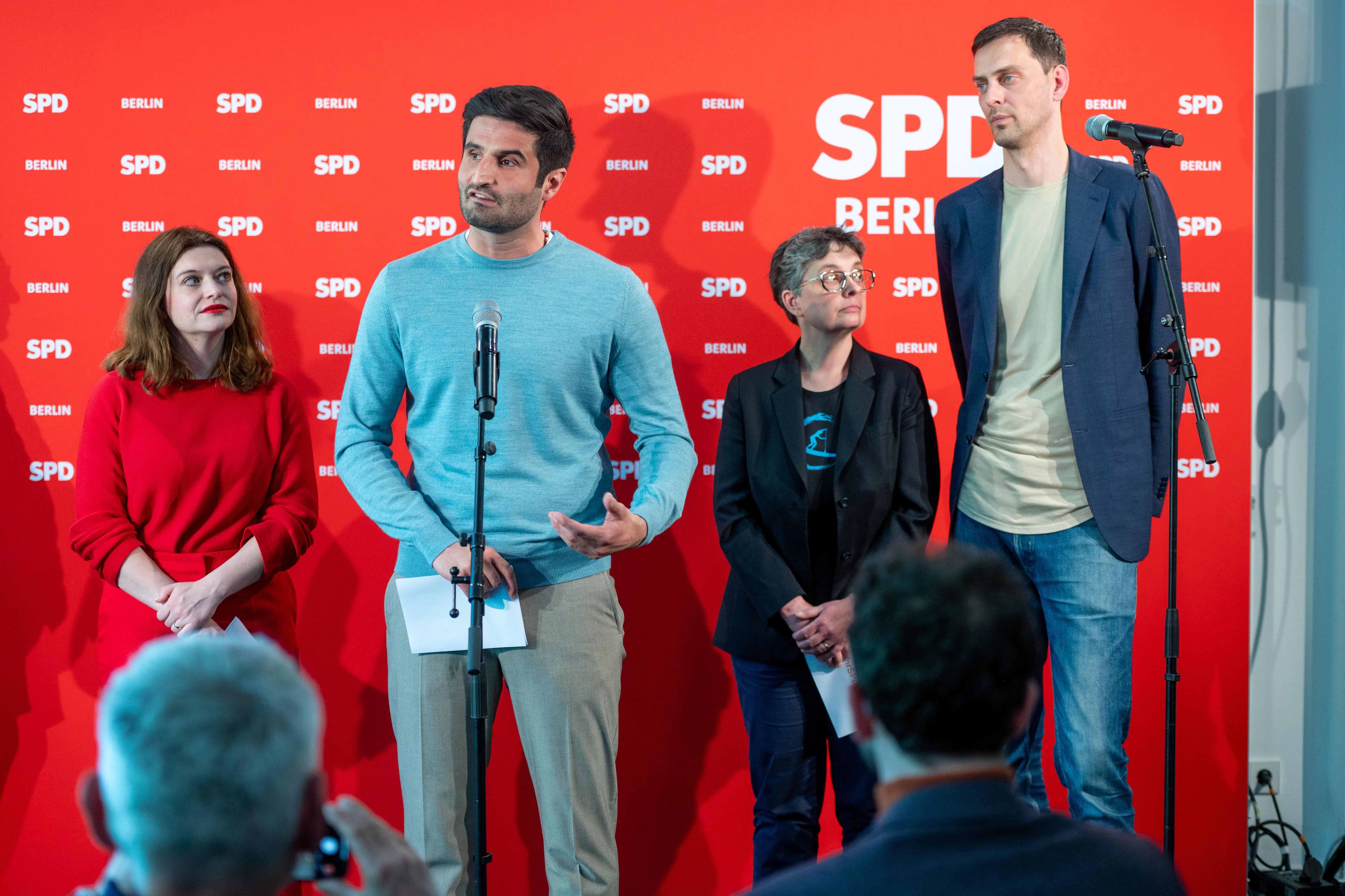 Jana Bertels (l-r), frühere Co-Vorsitzende der Berliner SPD-Frauen, Kian Niroomand, SPD-Landesvize in Berlin, Nicola Böcker-Giannini (SPD), frühere Staatssekretärin, und Martin Hikel (SPD), Neuköllns Bezirksbürgermeister