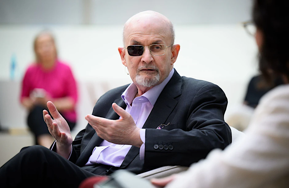 dpatopbilder - Der Schriftsteller Salman Rushdie wurde 2022 von einem Mann mit einem Messer lebensgefährlich verletzt.  