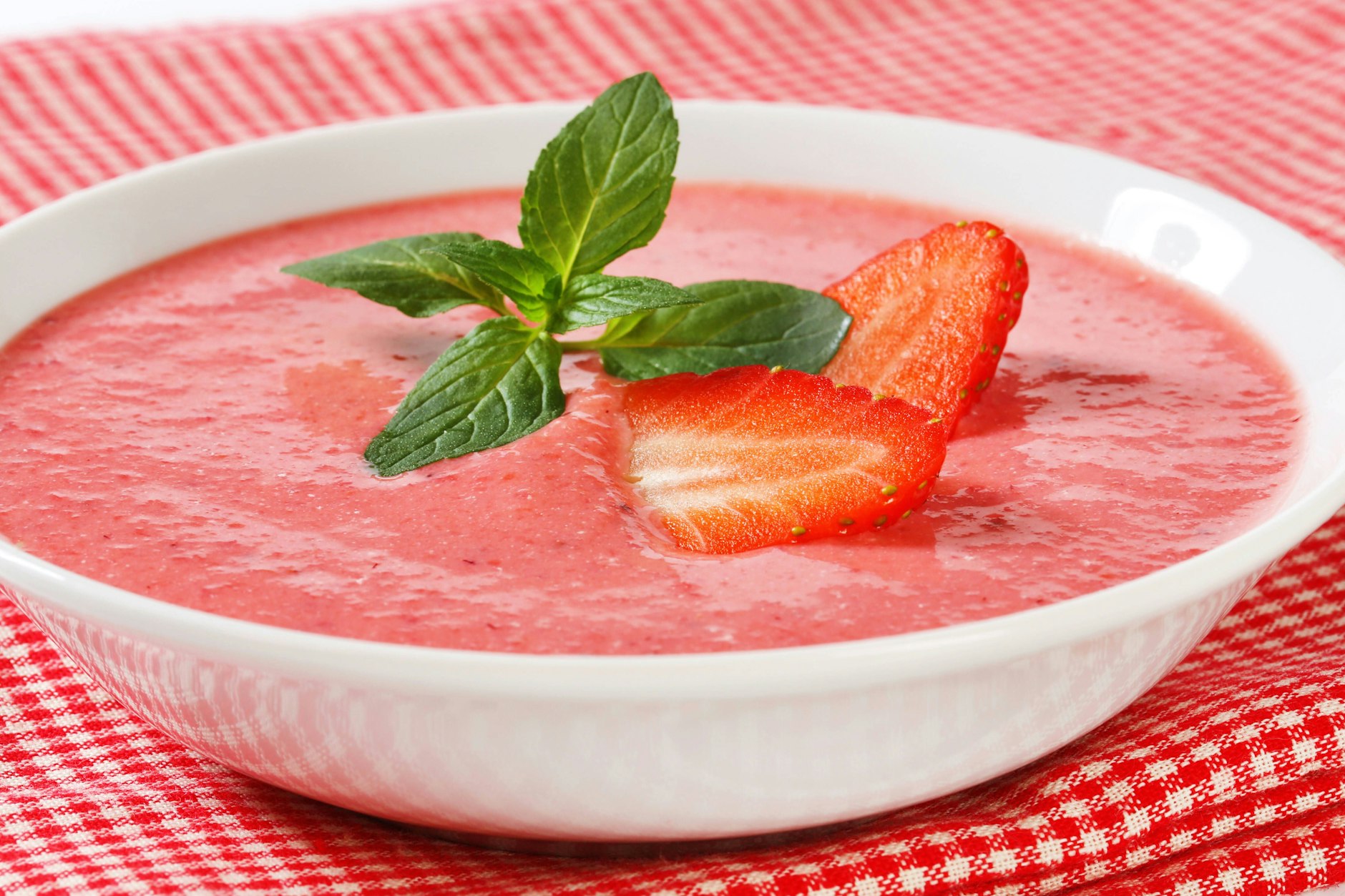 Suppe mal anders: Süß-sauer mit Erdbeeren und Rhabarber.