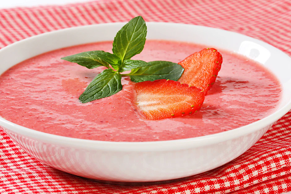 Suppe mal anders: Süß-sauer mit Erdbeeren und Rhabarber.