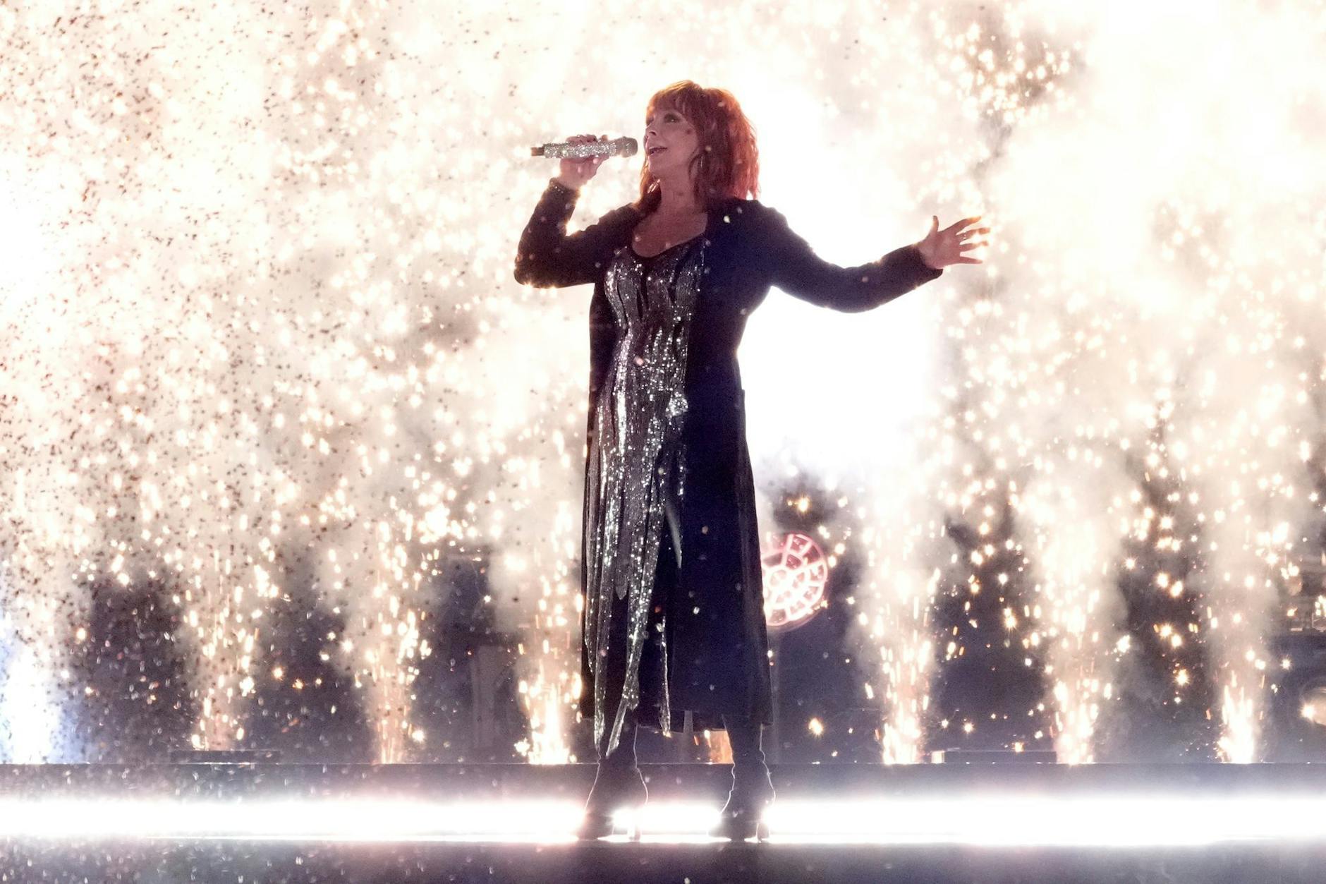 Was für ein Auftritt: Reba McEntire steht auf der Bühne der 59. jährlichen Academy of Country Music Awards. Bei einer solchen Show darf Pyrotechnik natürlich nicht fehlen.