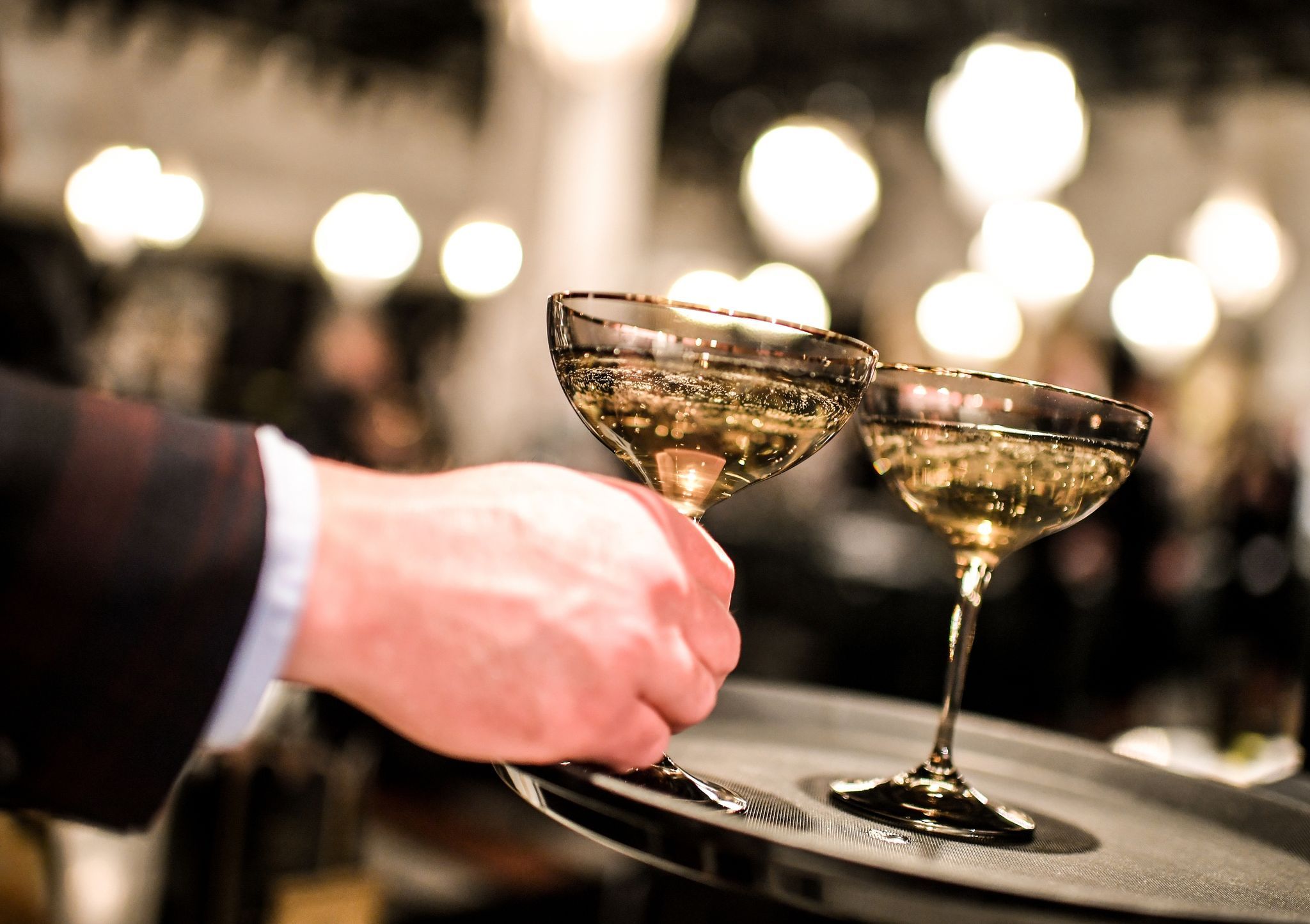 Champagner ist passé – DAS trinken Franzosen stattdessen