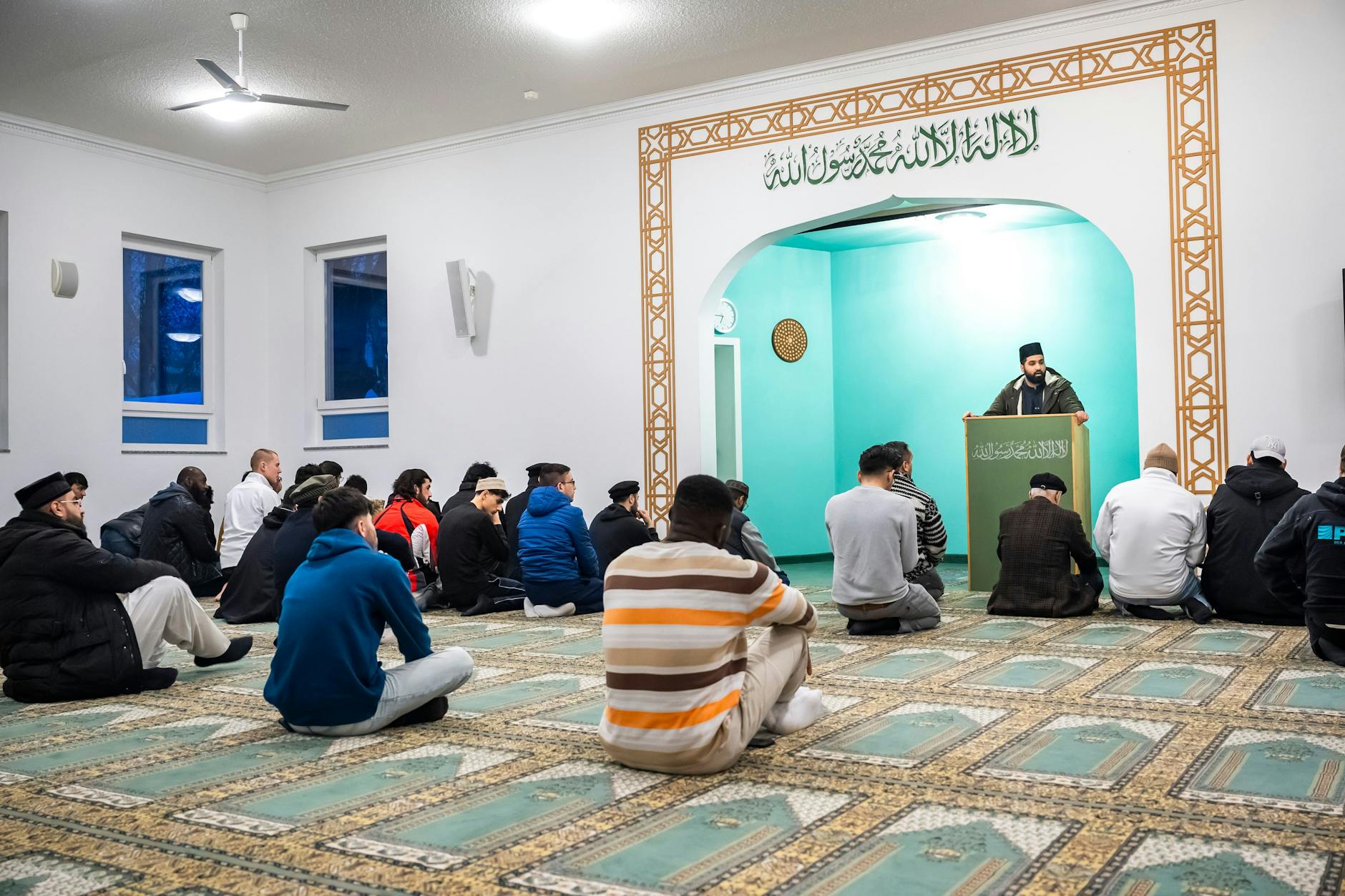 Der Berliner Imam Scharjil Khalid beim Gebet zum Fastenmonat Ramadan in einer Moschee in Pankow.