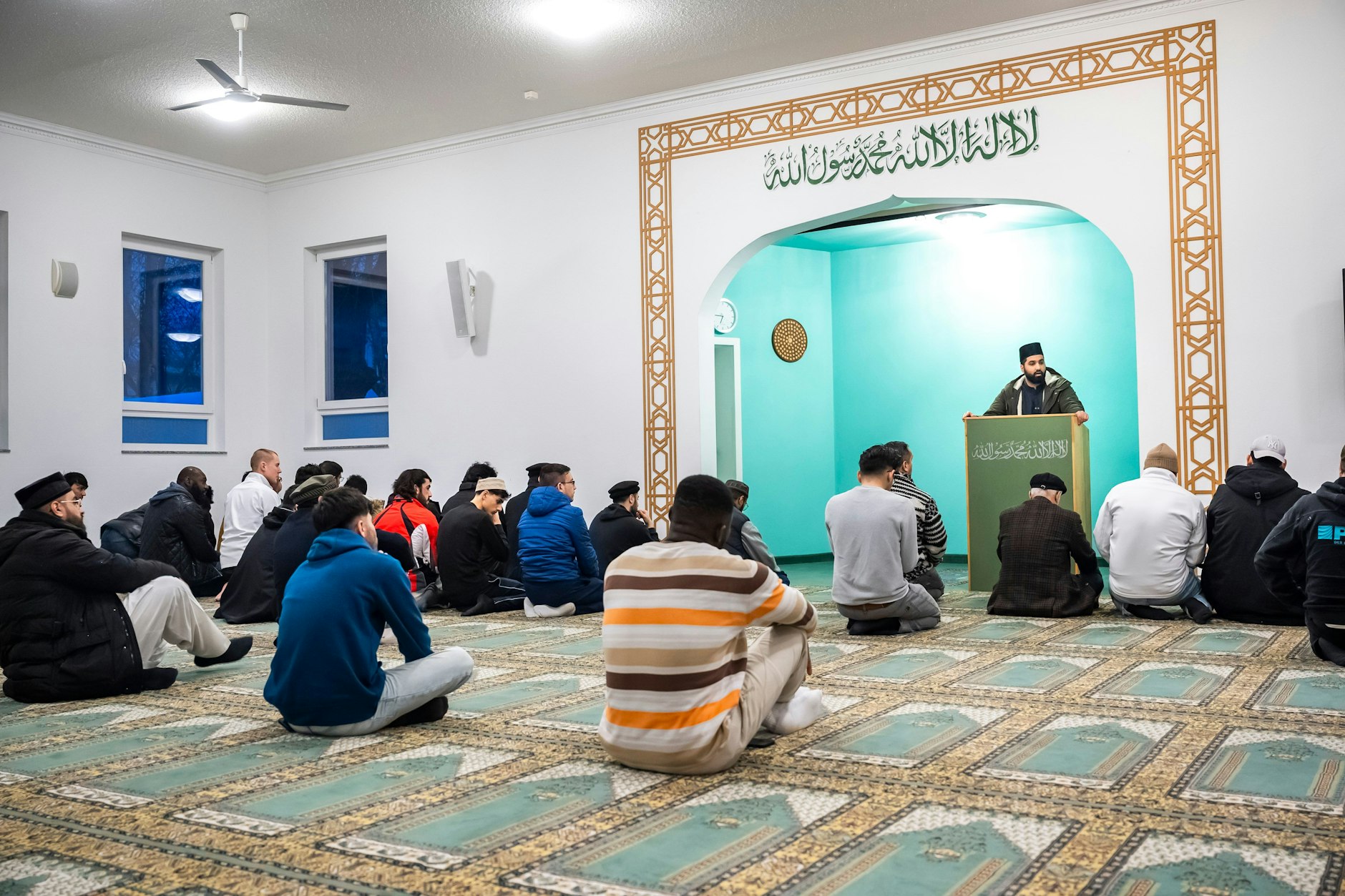 Der Berliner Imam Scharjil Khalid beim Gebet zum Fastenmonat Ramadan in einer Moschee in Pankow.