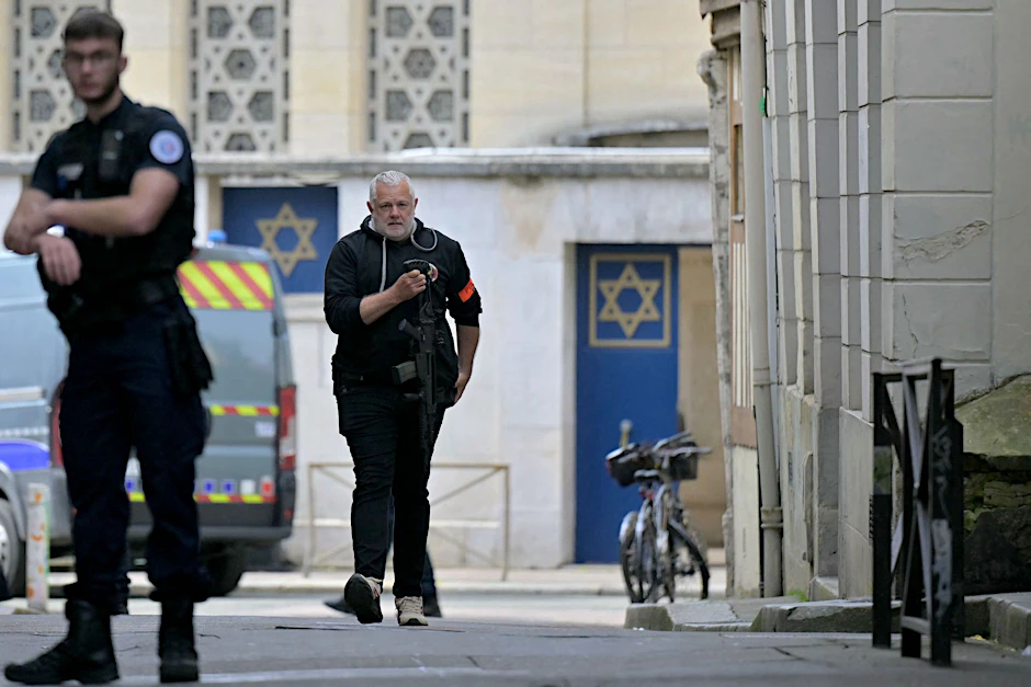 dpatopbilder - Die französische Polizei hat in Rouen einen mit einem Messer und einer Metallstange bewaffneten Mann erschossen, der im Verdacht steht, eine Synagoge in der Normandie-Stadt in Brand gesetzt zu haben.  