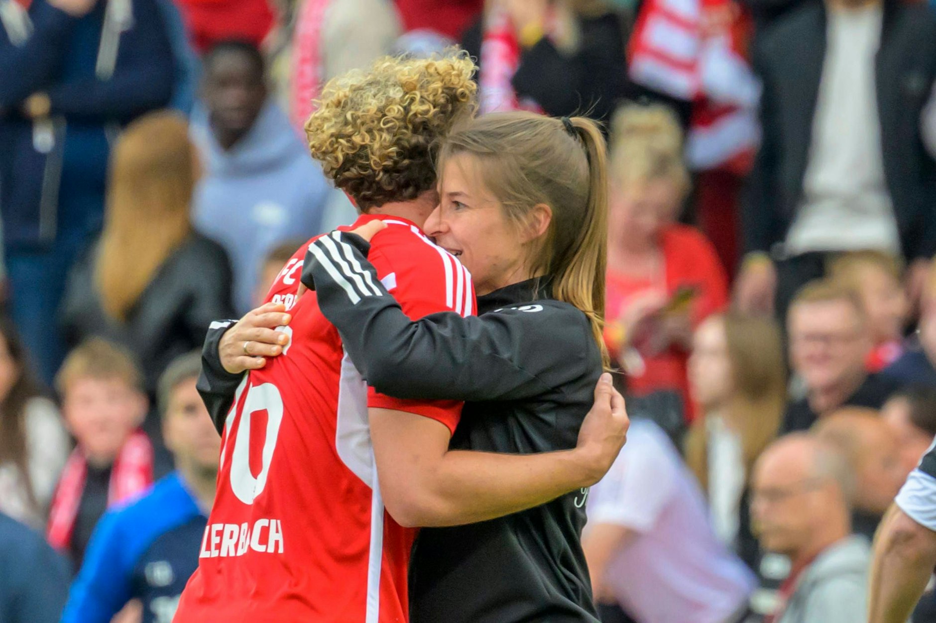 Co-Trainerin Marie-Louise Eta umarmt Benedict Hollerbach. Im Stadion an der Alten Försterei fließen bei Fans und Mitarbeitern die Freudentränen.