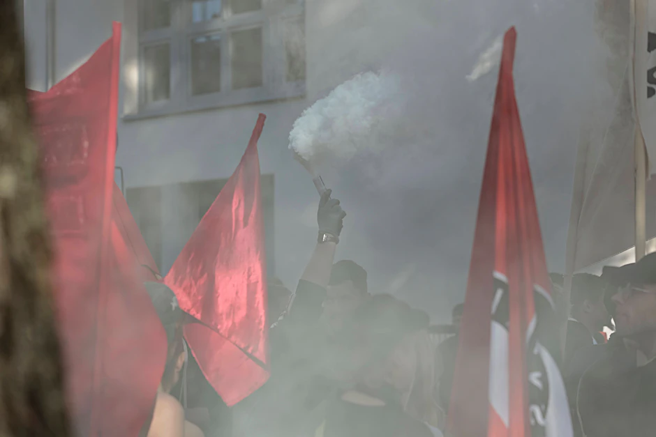 Teilnehmer einer Demo am 1. Mai in Hamburg.