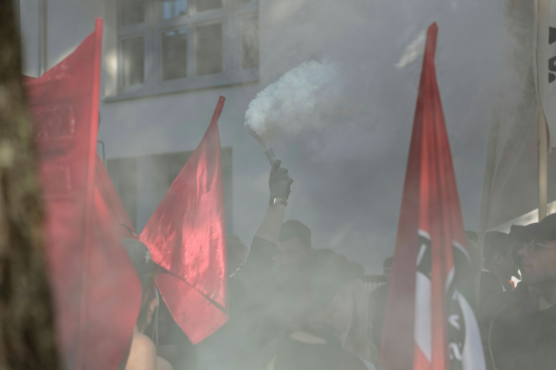 Teilnehmer einer Demo am 1. Mai in Hamburg.