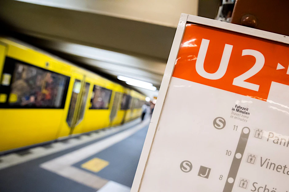 Ein Zug der Linie U2 fährt am U-Bahnhof Alexanderplatz ein. Dort ereignete sich in der Nacht ein Unfall.