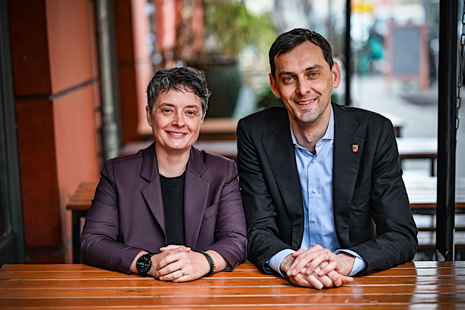 Nicola Böcker-Giannini (SPD) und Martin Hikel (SPD) sollen das neue Spitzenduo der Berliner SPD werden.