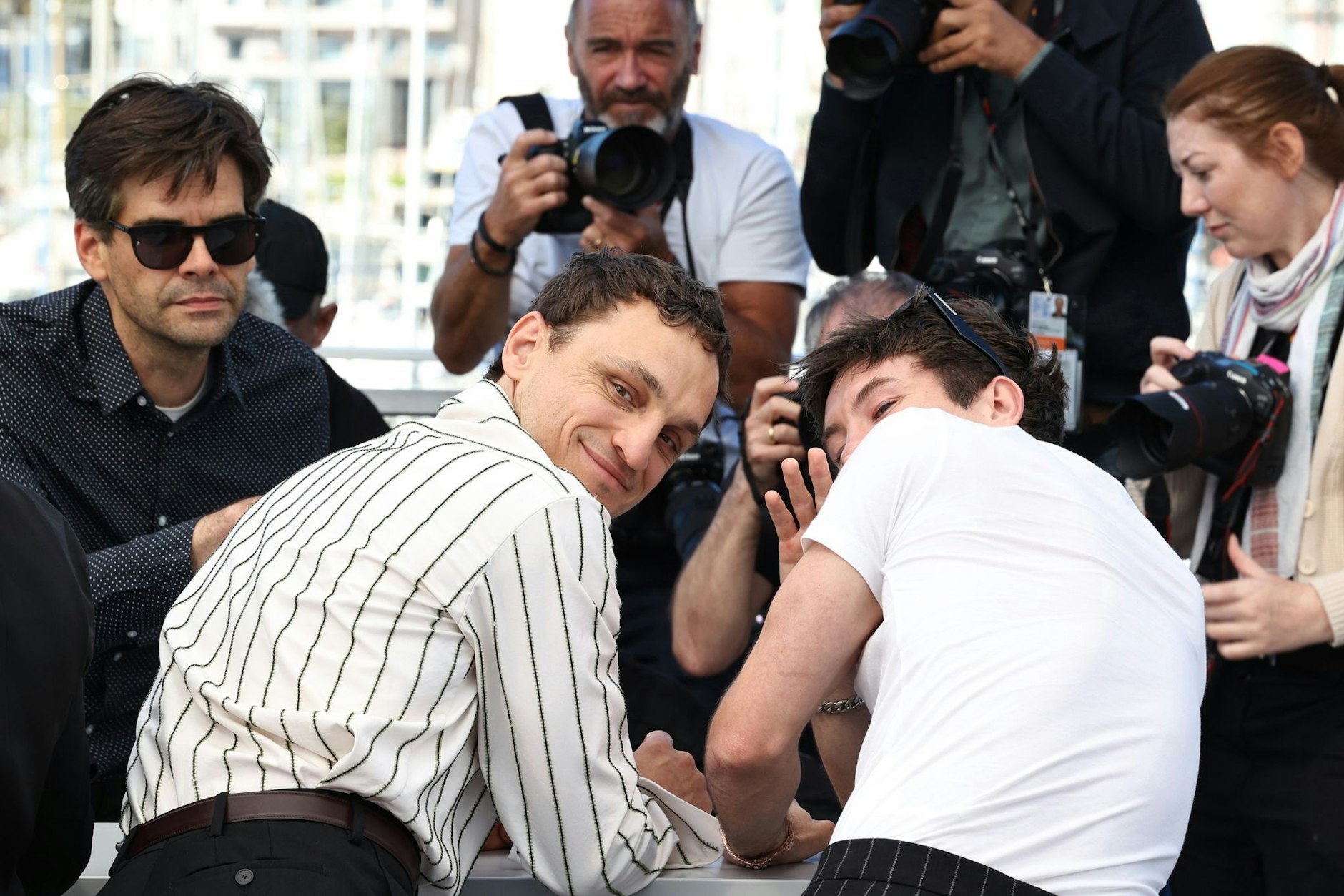 Heiß begehrt: Die Schauspieler Franz Rogowski (l) und Barry Keoghan aus dem Film «Bird» ziehen die Blicke der Fotografen bei den 77. Internationalen Filmfestspiele in Cannes auf sich.  dpa