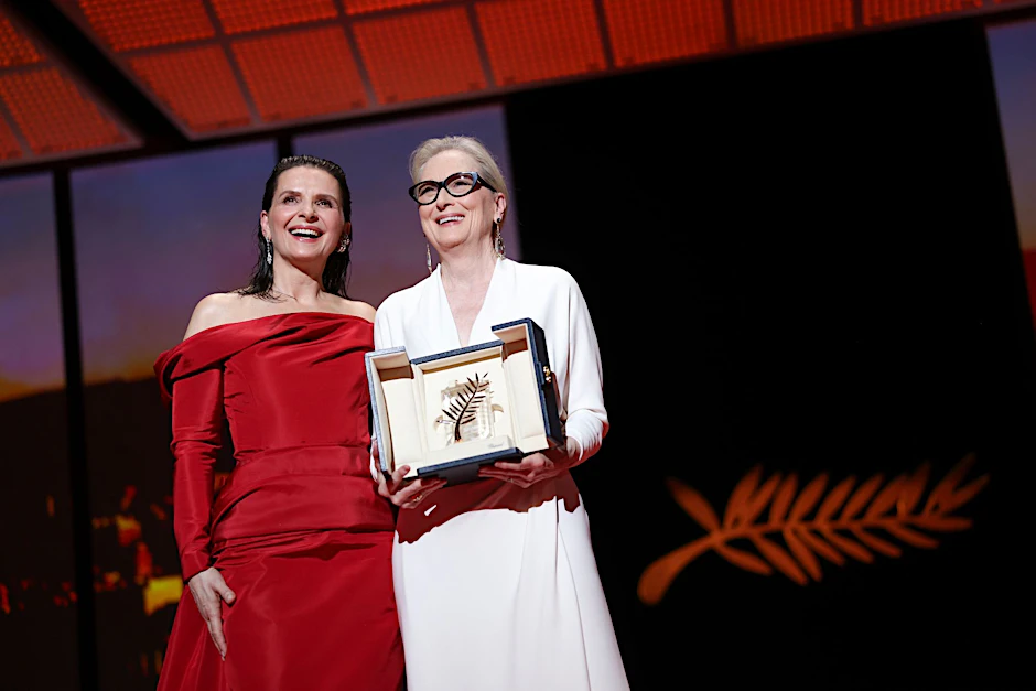 Juliette Binoche (l) und Meryl Streep mit Ehrenpalme bei der Eröffnung des 77. Filmfestivals von Cannes.  