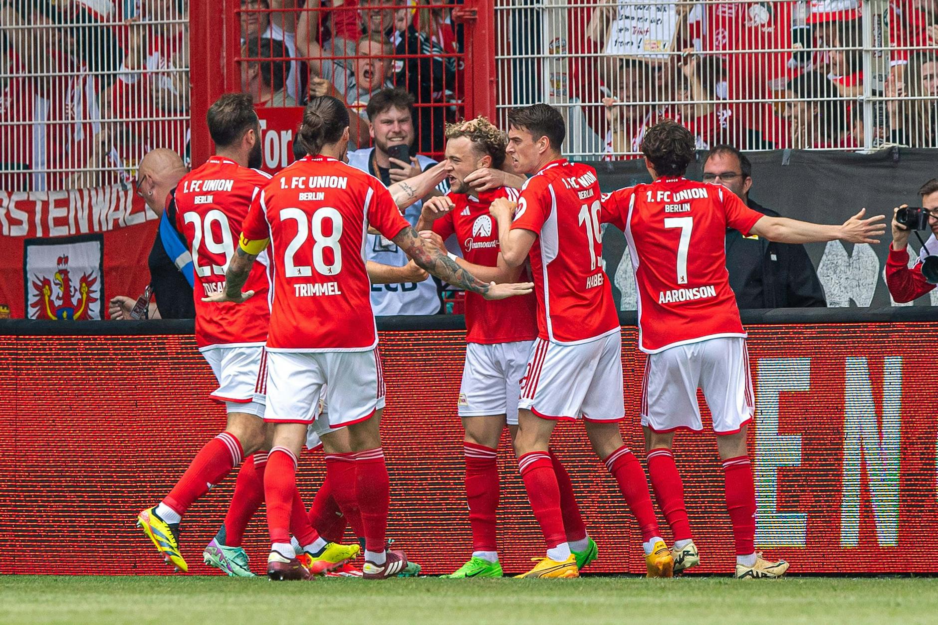 Jubel an der Försterei. Der 1. FC Union schafft durch einen Last-Minute-Sieg gegen den SC Freiburg den Klassenerhalt.