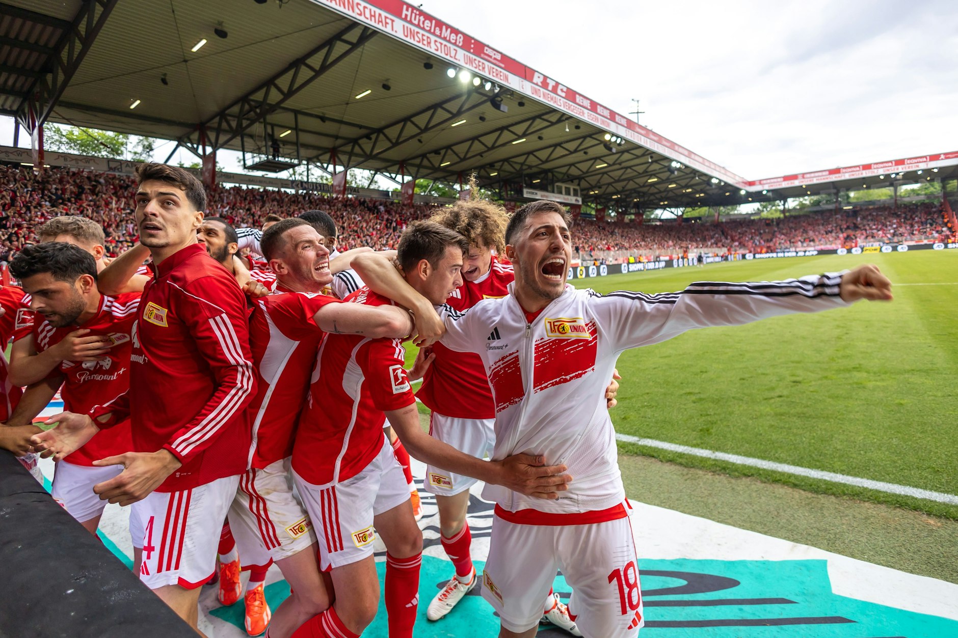 Die Spieler des 1. FC Union Berlin bejubeln das entscheidende Tor zum 2:1.