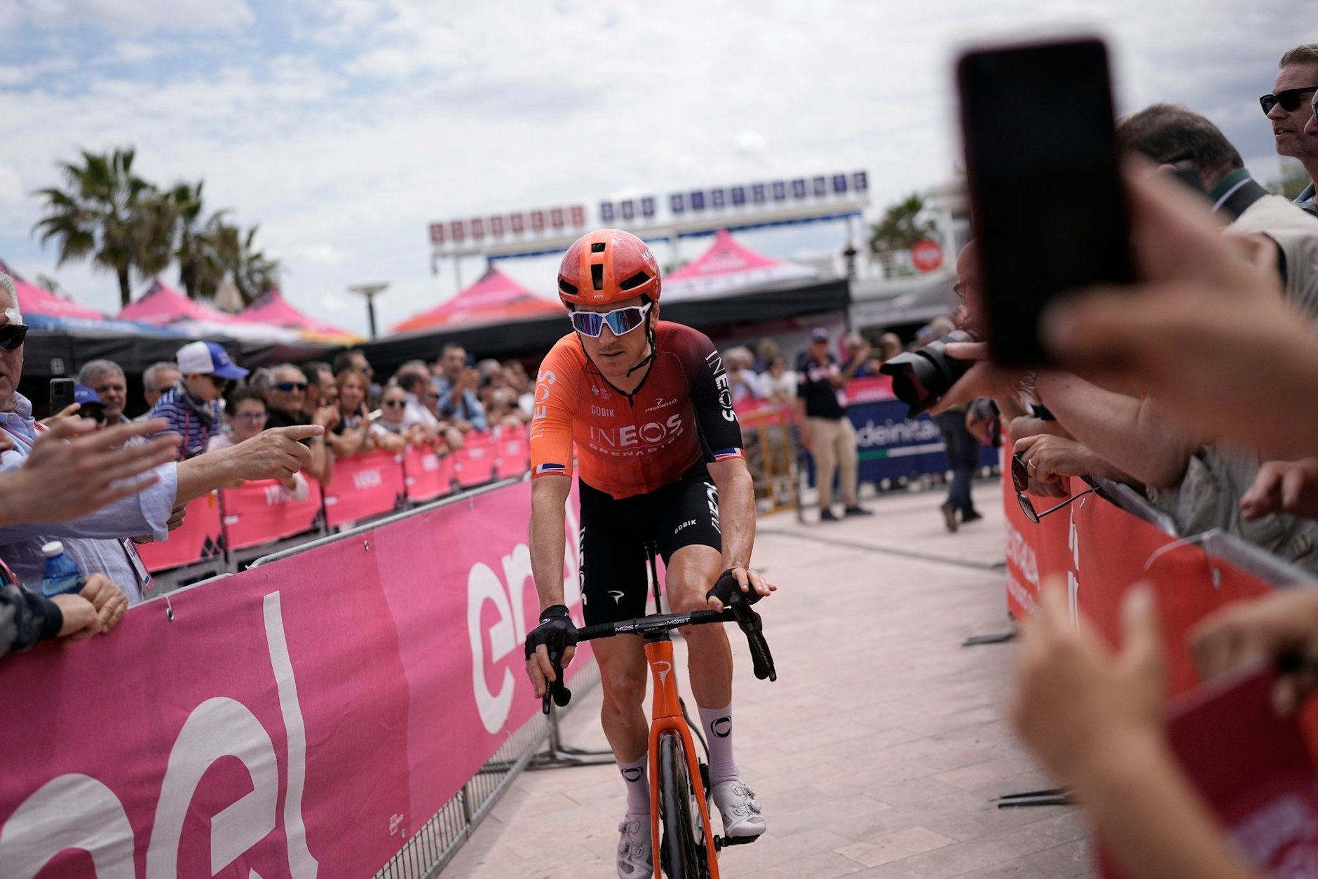 Vor ihm liegen 179 Kilometer: Der Brite Thomas Geraint geht für das Team INEOS Grenadiers an den Start der 13. Etappe des Giro d`Italia von Riccione nach Cento.   Press/dpa