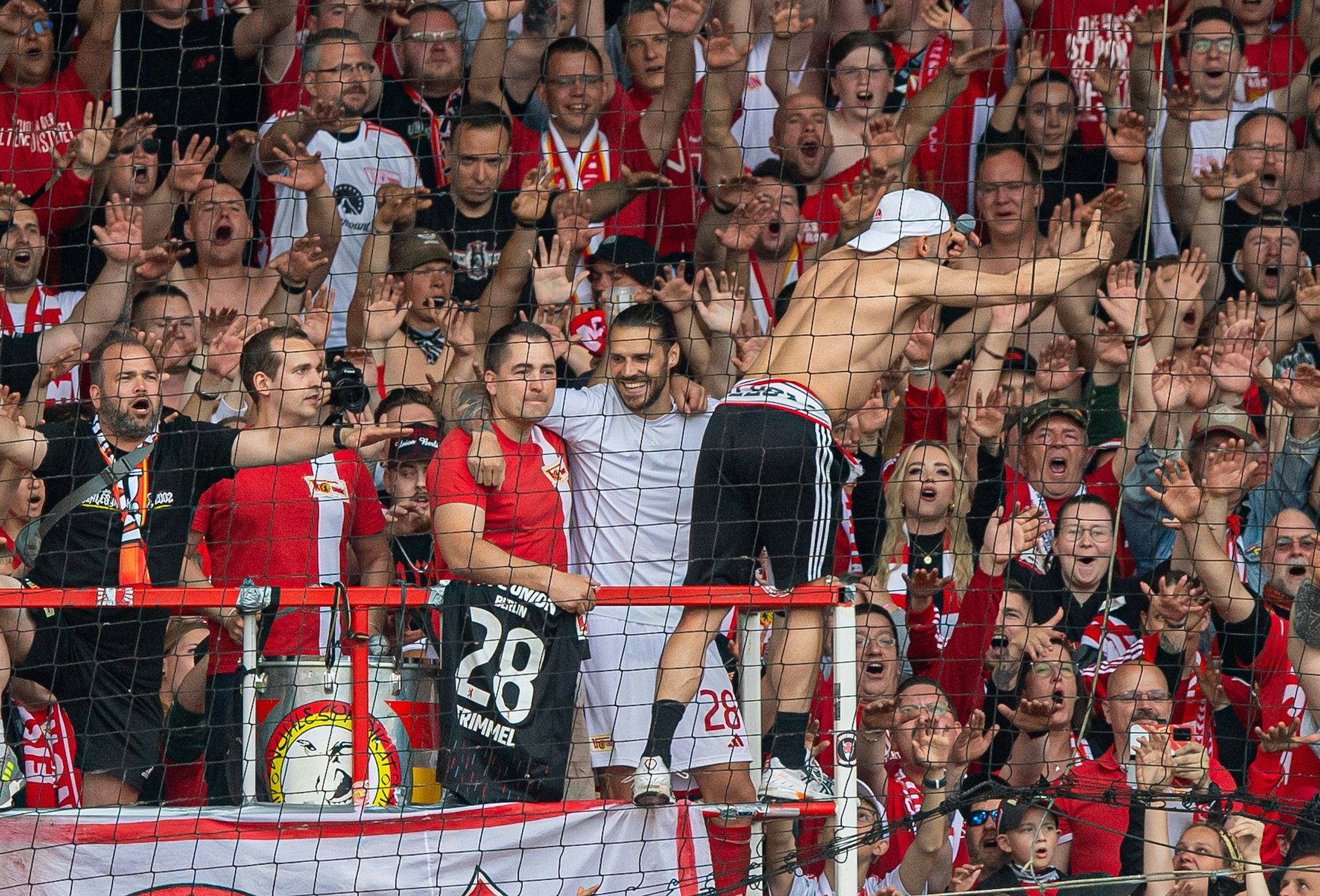 Union-Kapitän Christopher Trimmel genießt nach Abpfiff das Bad in der Menge auf der Waldseite.