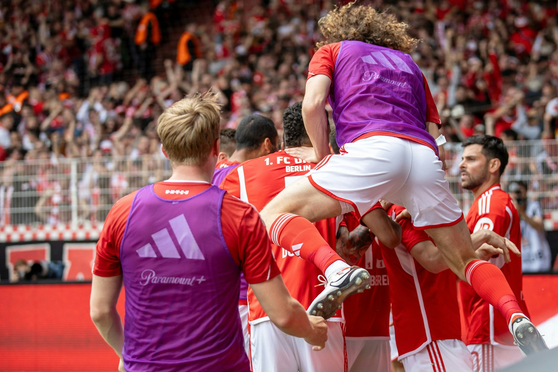 Schon das Tor zum 1:0 von Benedict Hollerbach löste bei den Köpenickern Freudensprünge aus.