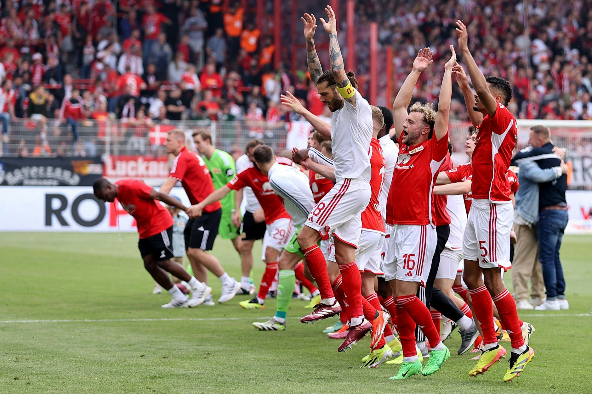 Grenzenlose Freude nach dem Sieg gegen Freiburg und dem gesicherten Klassenerhalt.