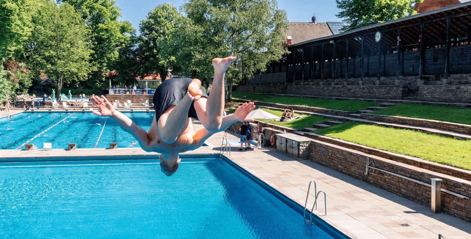 Jetzt geht es wieder los: Das Bäderland Hamburg läutet die Freiluftsaison ein. Mit einem Sprung vom 3-Meter Turm eröffnet dieser Besucher das Kaifu-Bad.  