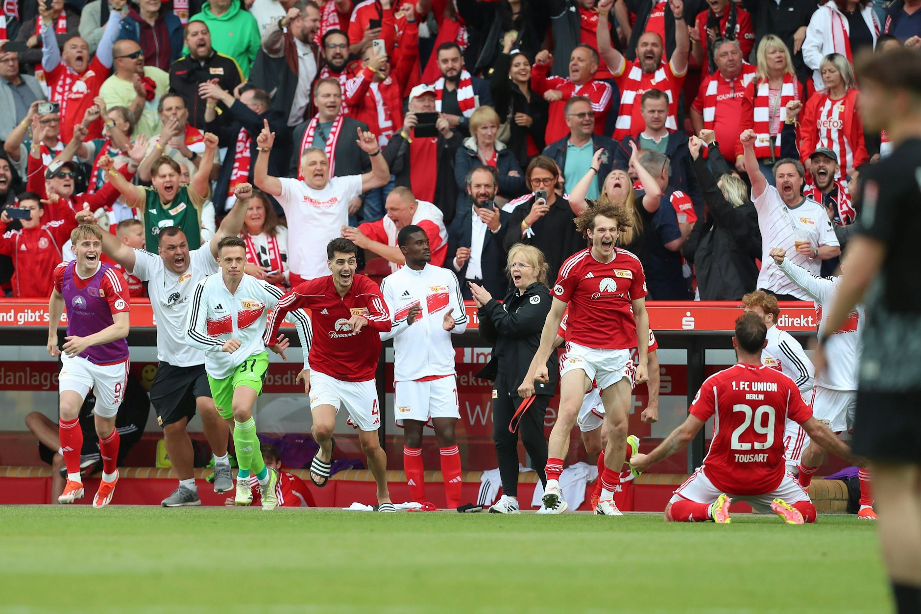 Völlig losgelöst: Der 1. FC Union feiert gegen Freiburg auf den letzten Drücker den Klassenerhalt.&nbsp;