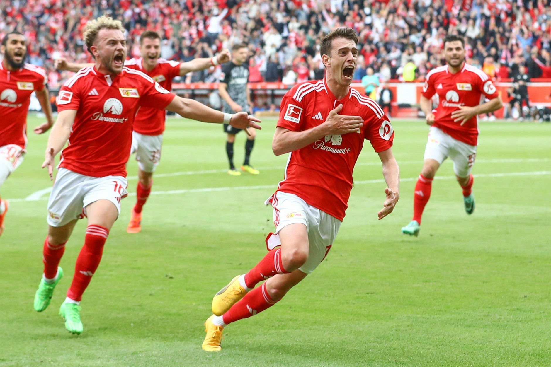 Janik Haberer (2. v. r.) jubelt über den 2:1-Siegtreffer des 1. FC Union Berlin gegen den SC Freiburg.
