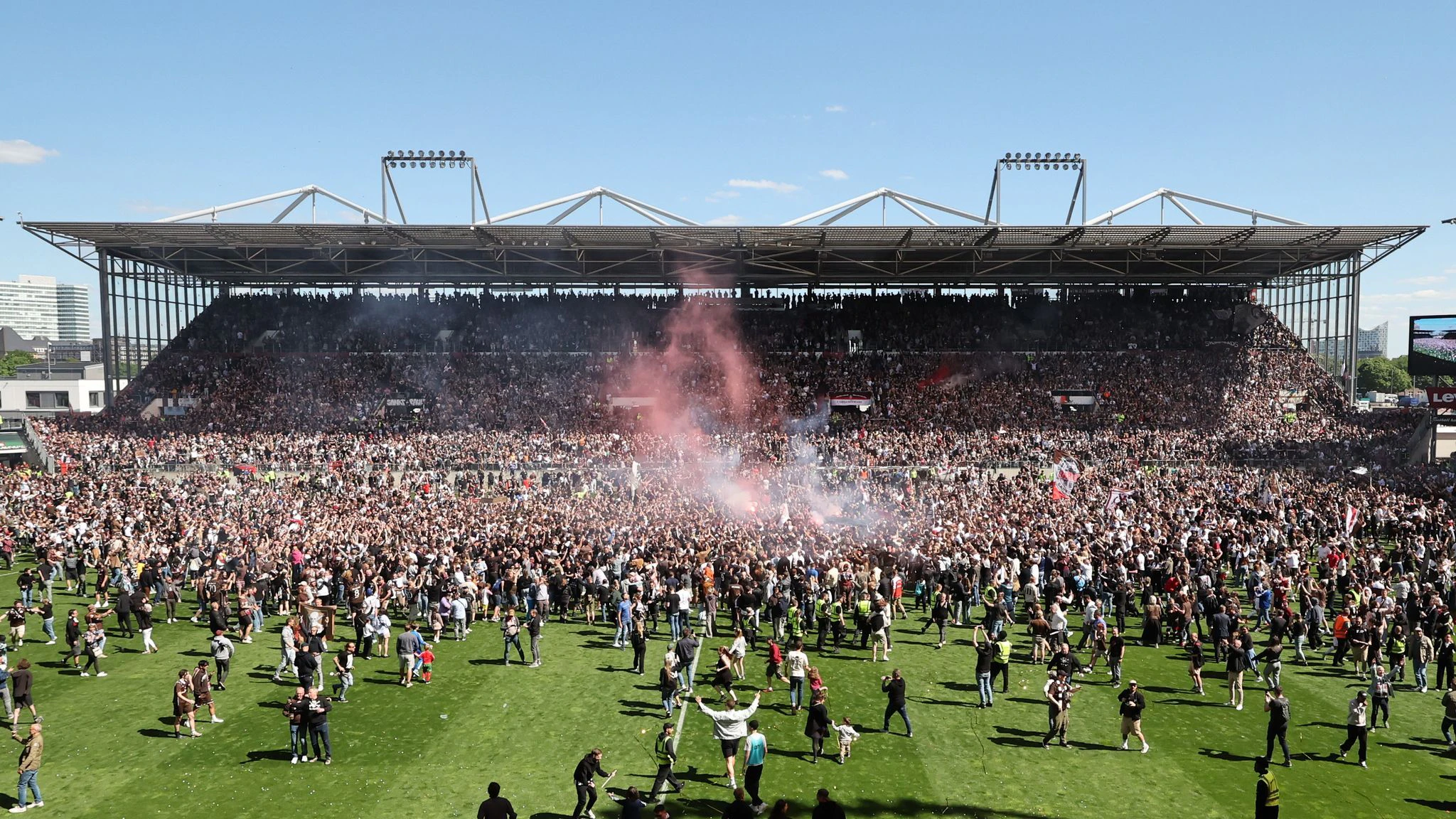 Die Fans vom FC St. Pauli stürmten nach dem Abpfiff den Platz.  