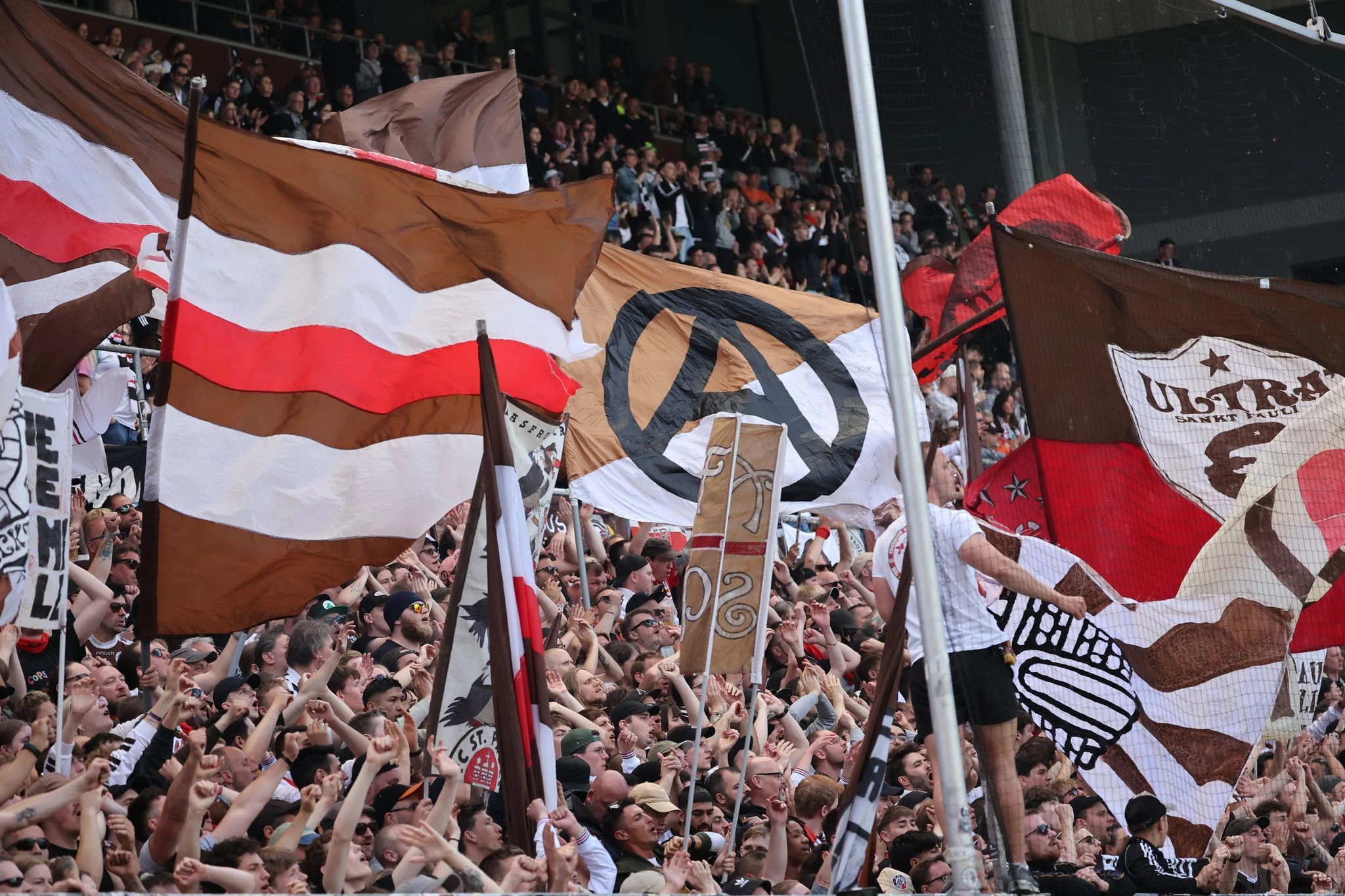 Die Fans des FC St. Pauli feierten den Aufstieg in die Bundesliga ausgelassen.  