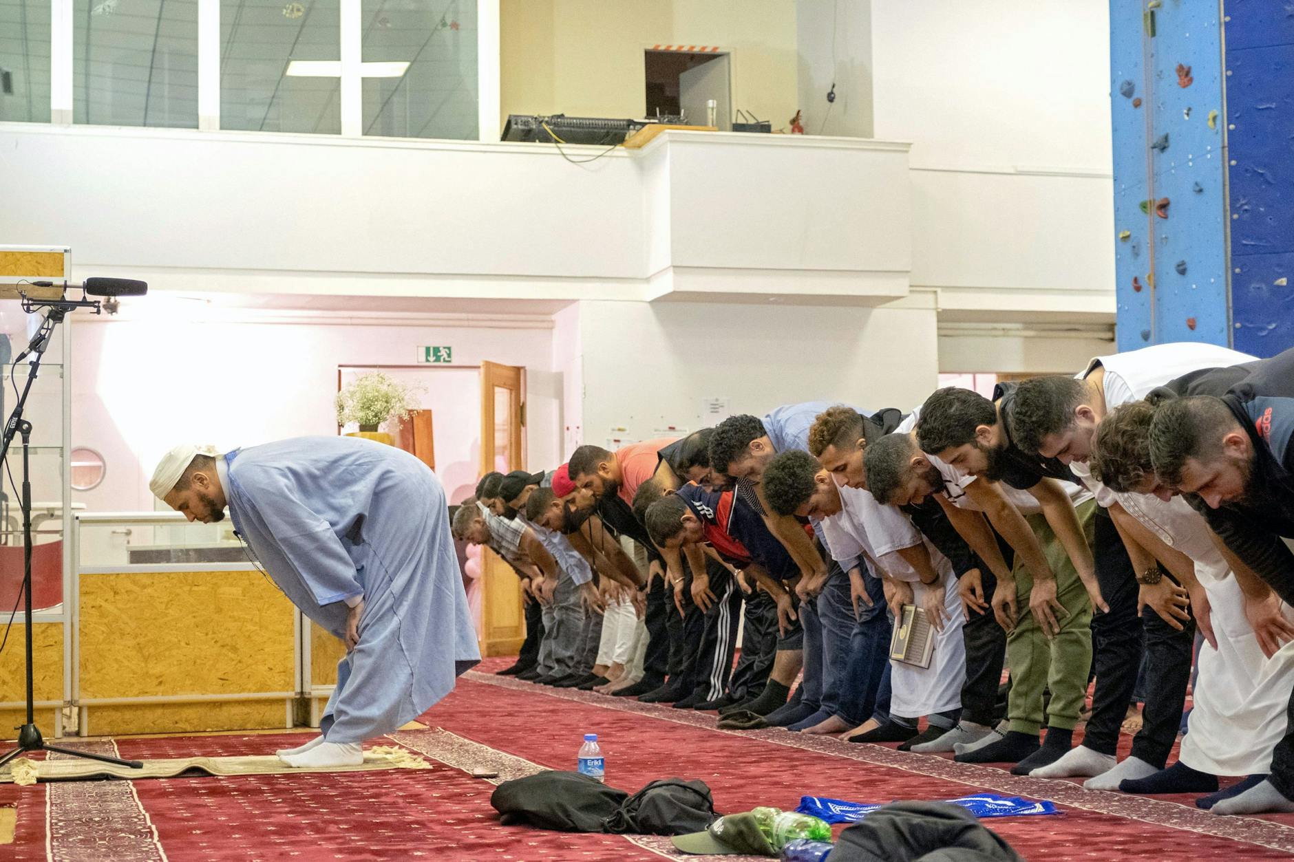 Ein Imam und mehrere Muslime beim Gebet in einer Berliner Moschee.