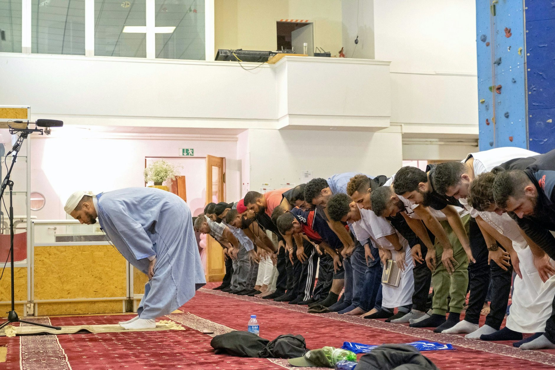 Ein Imam und mehrere&nbsp;Muslime beim Gebet in einer Berliner Moschee.