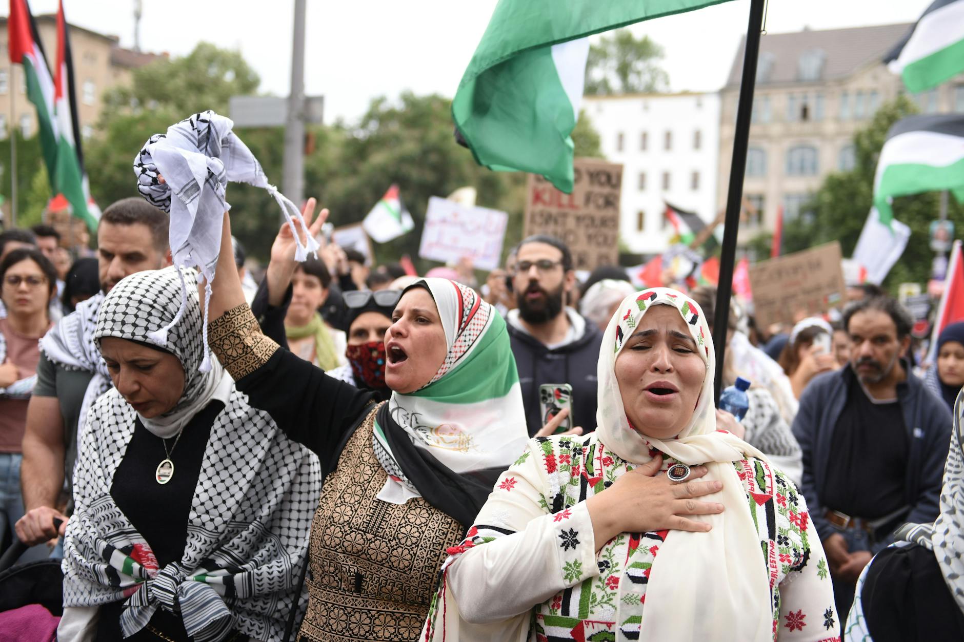 Pro-palästinensische Demonstrantinnen am Oranienplatz 
