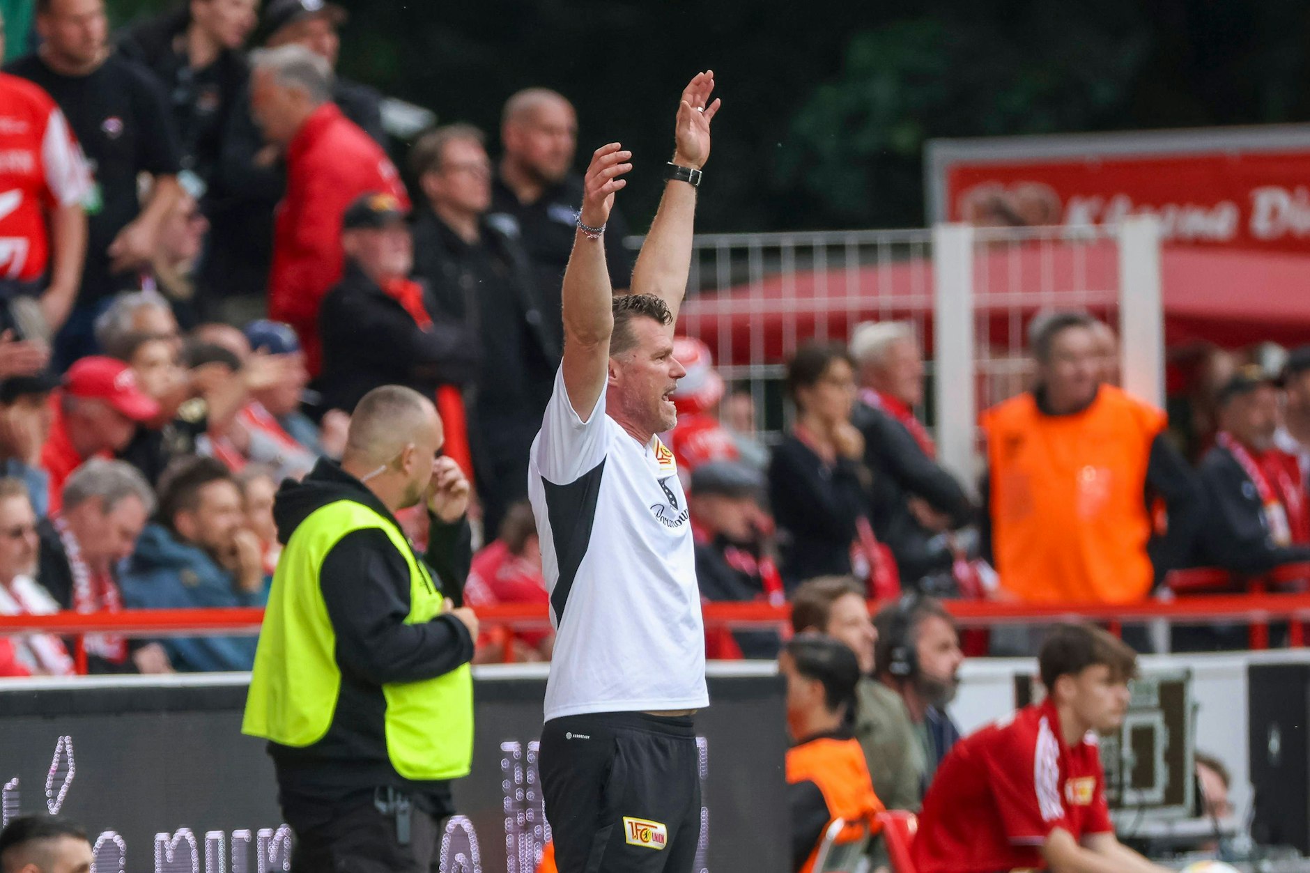 Marco Grote kann den Schlusspfiff kaum herbeisehnen. Zweimal sprang der gebürtige Bremer in dieser Saison als Interimstrainer ein.