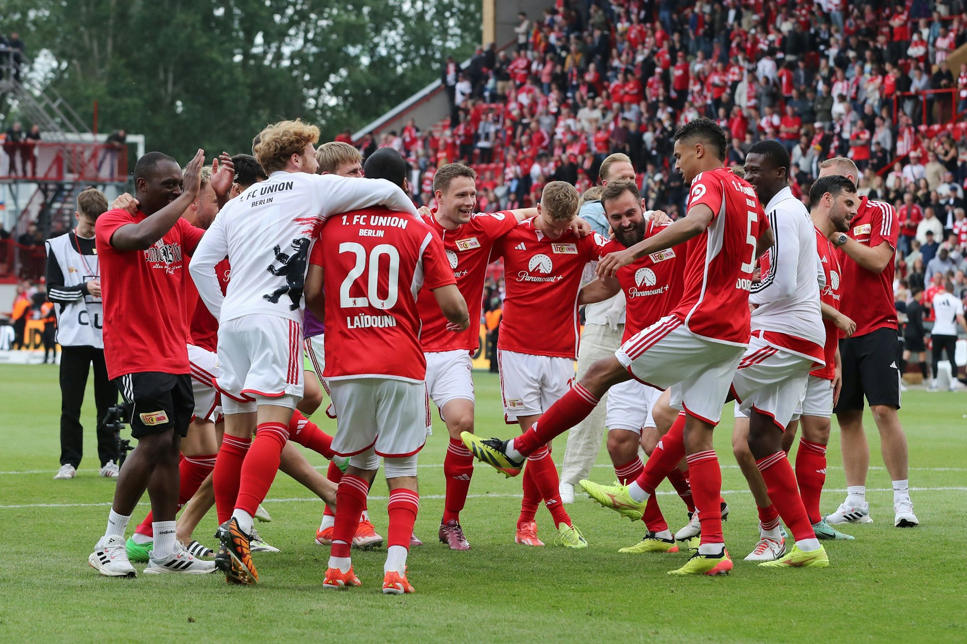 Tanzen bis morgen früh: Die Profis des 1. FC Union nach dem Sieg gegen Freiburg und dem geschafften Klassenerhalt.