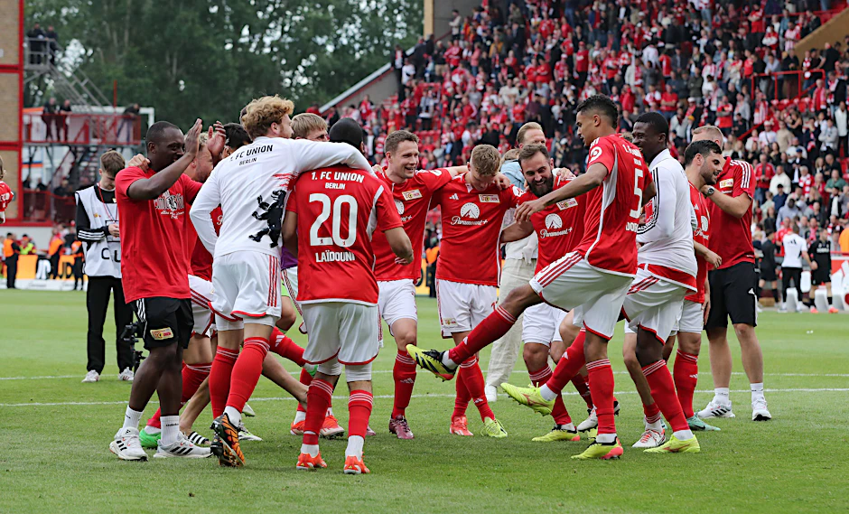 Tanzen bis morgen früh: Die Profis des 1. FC Union nach dem Sieg gegen Freiburg und dem geschafften Klassenerhalt.