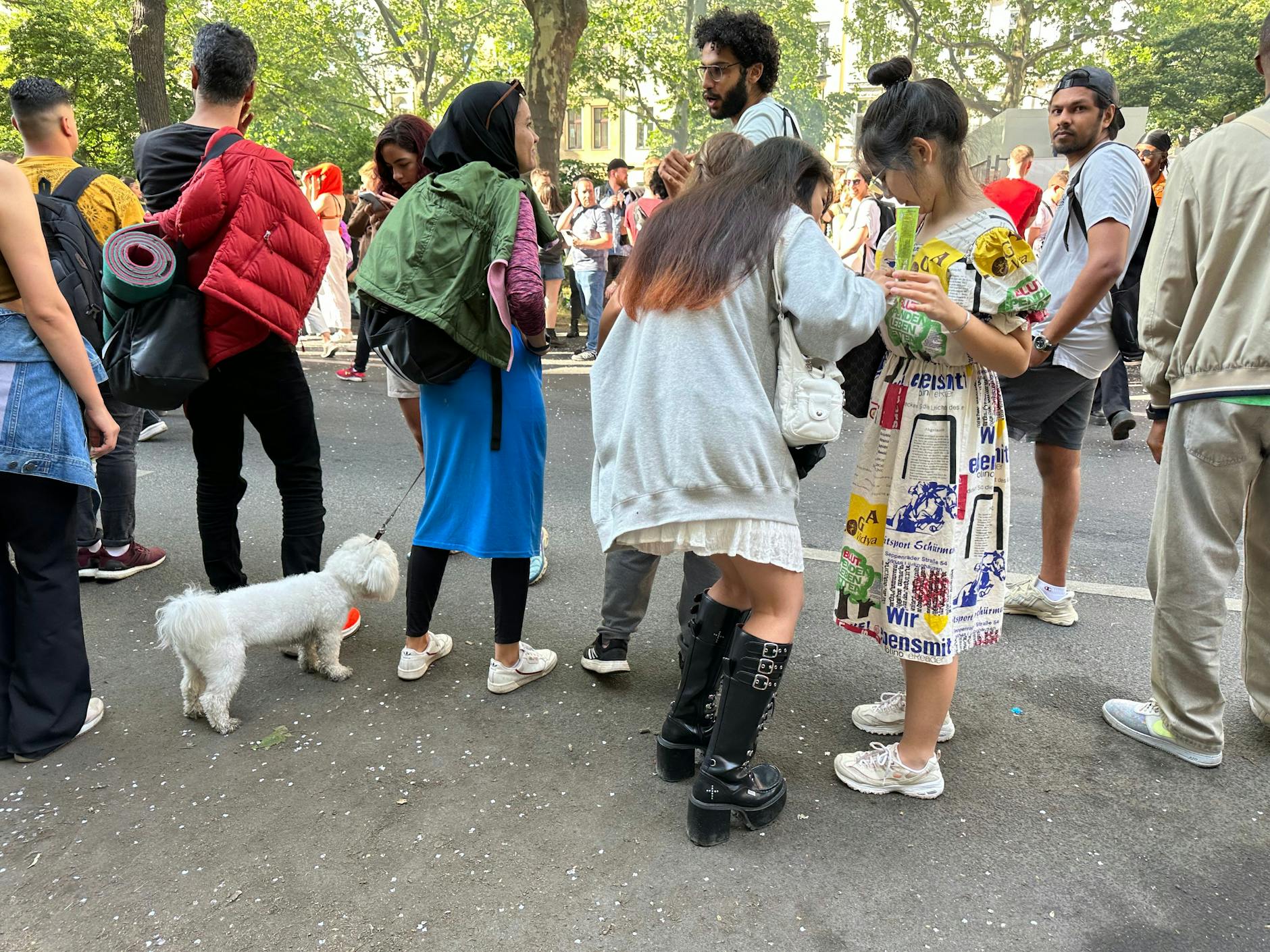 Yoga-Matten, Hunde, Plateaustiefel: buntes Treiben auf der Gneisenaustraße, wo der Umzug durchkam.