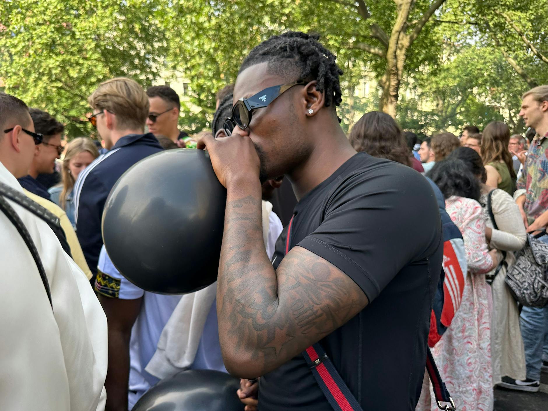 Prada-Brille und Luftballon: eine ganze neue Kombination.
