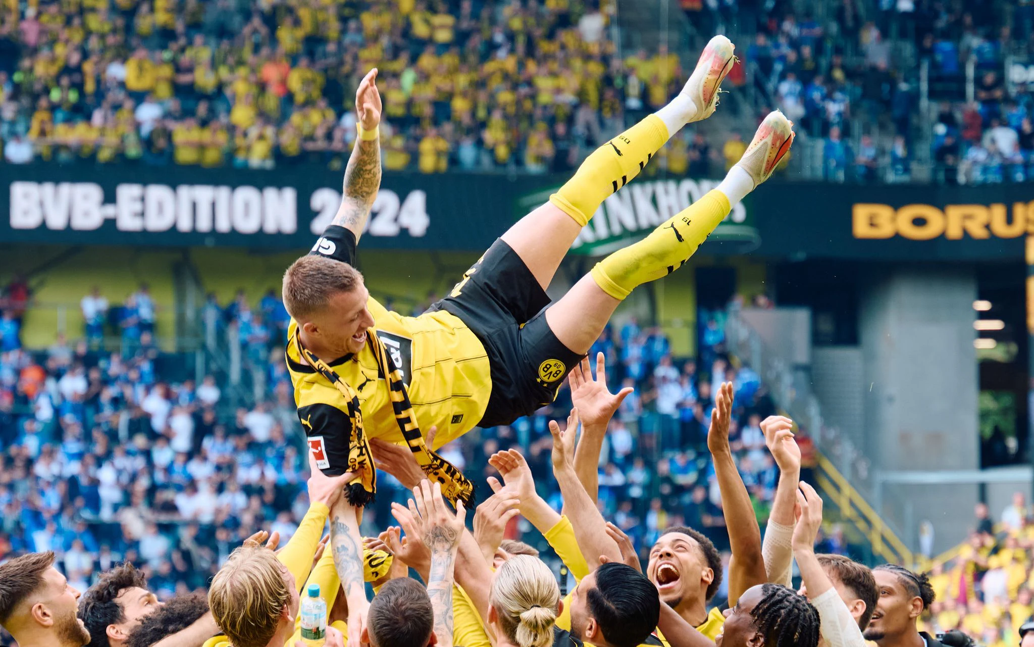 dpatopbilder - Höhenflug: Nach dem Bundesligaspiel von Borussia Dortmund gegen Darmstadt 98 wird Marco Reus in die Luft geworfen. Es war sein letztes Spiel für die Dortmunder.  
