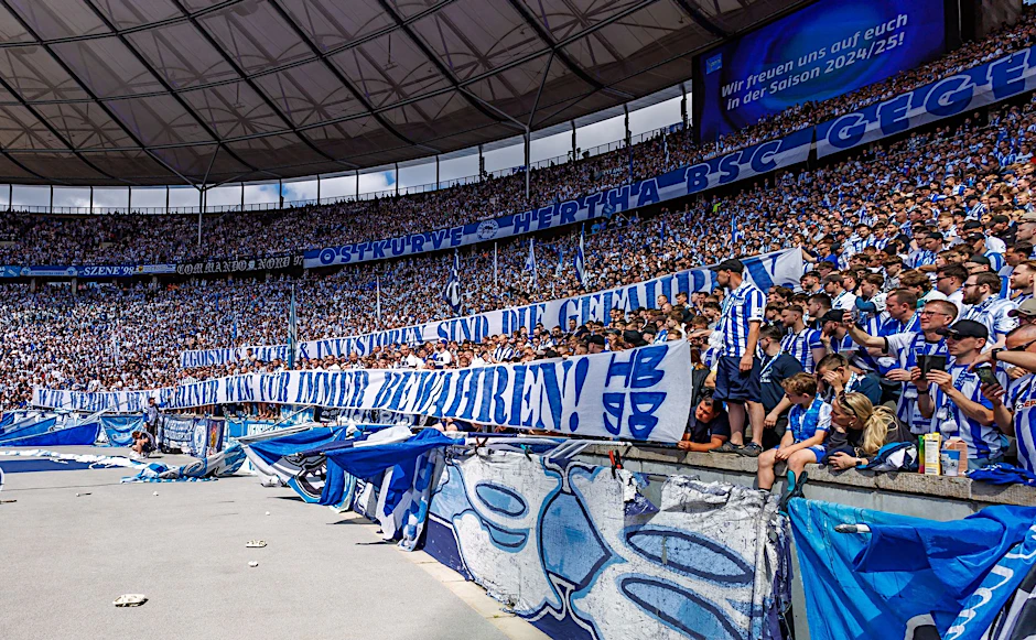 ARCHIV - Hertha-Fans und die Mannschaft gedenken mit Bannern dem verstorbenen Präsidenten Kay Bernstein.  