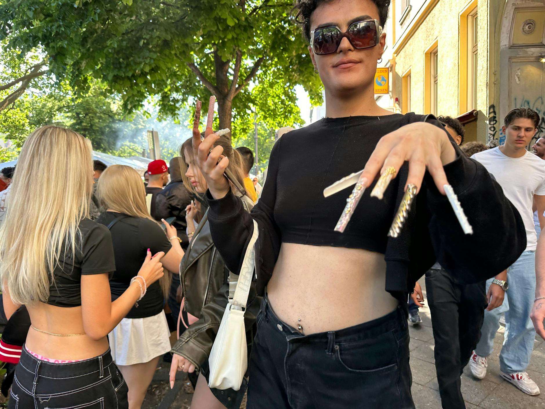 Ebenfalls angesagt: überlange Kunstnägel bei Frau und Mann.