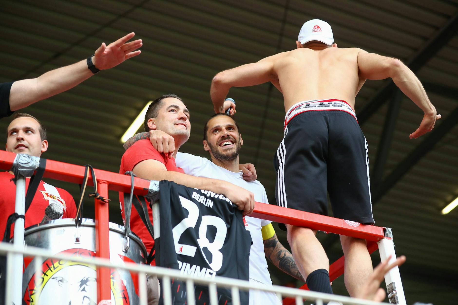 Union-Kapitän Christopher Trimmel (37) dankte den Fans und kletterte nach dem geschafften Klassenerhalt zu den Vorsängern auf den Zaun. 
