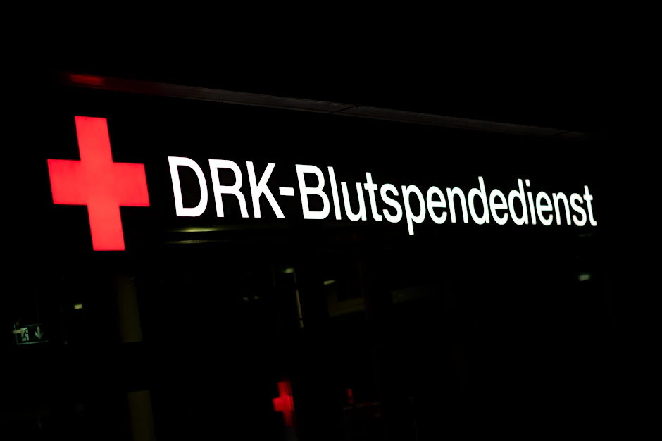ARCHIV - Eine Leuchtreklame am Gebäude des Blutspendedienstes des Deutschen Roten Kreuz in Dresden Johannstadt leuchtet am Abend.  