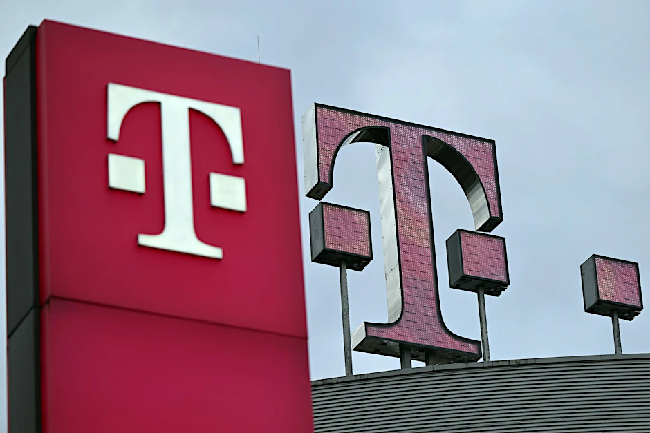 ARCHIV - Das Logo der Telekom steht auf dem Dach der Unternehmenszentrale.  