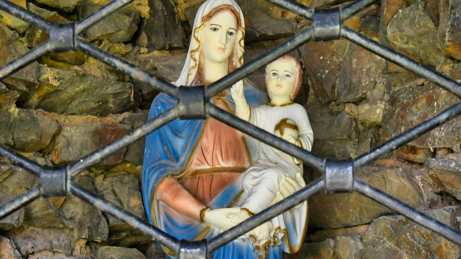 Erst letzten Monat sorgte die Madonna in Ostro für Aufsehen. Doch die vermeintlichen Blutstropfen waren in Wirklichkeit durch Milben verursacht.