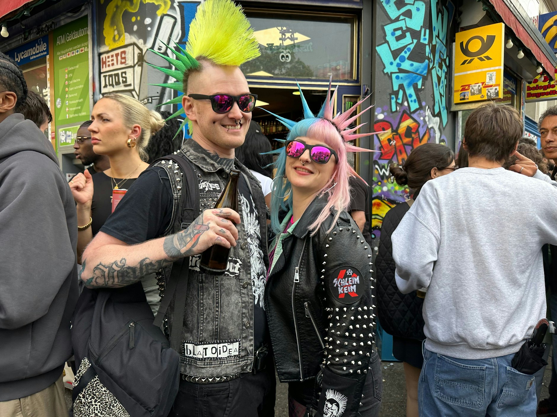 Wer braucht schon Federn, dachten sich diese zwei – und erschienen mit punkigen Stachelfrisuren zum Karneval.