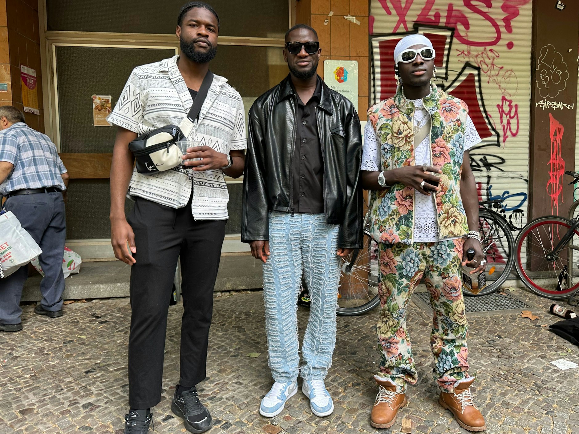 Diese Herren überlassen die langen Nägel anderen und investieren lieber in ausgefallene Outfits.